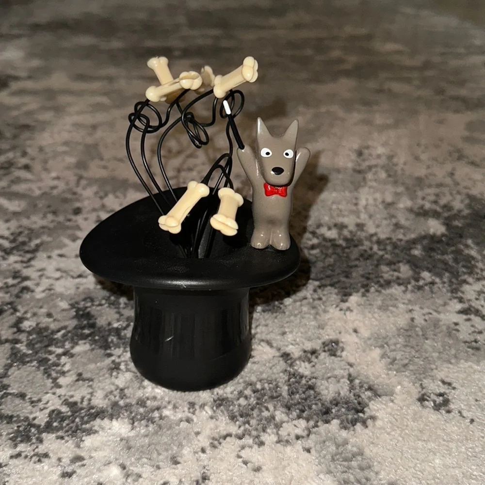 Don Don pets at work magician hat photo holder